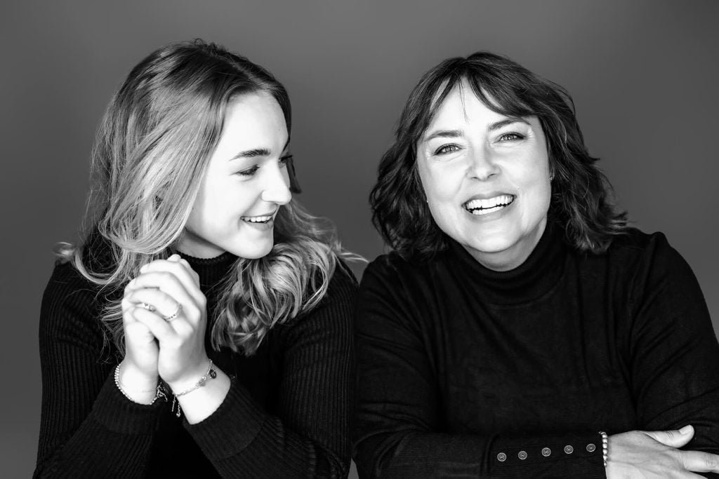 moeder dochter fotoshoot lachend