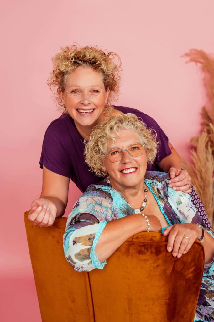 moeder en dochter roze achtergrond
