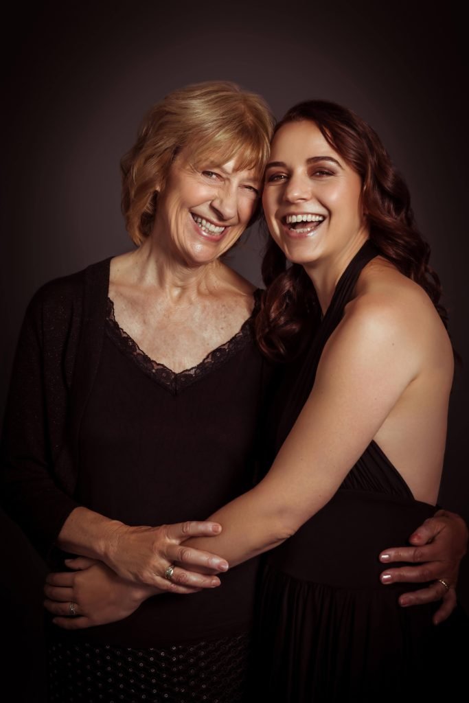 moeder dochter lachend samen op de foto