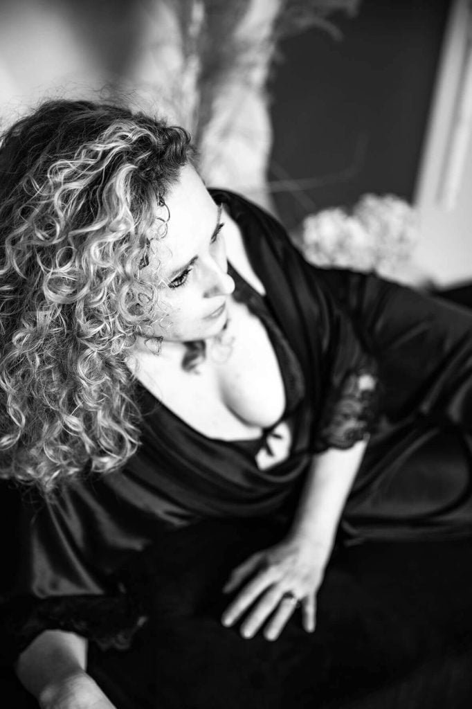 vrouw leunt op bank lingerie