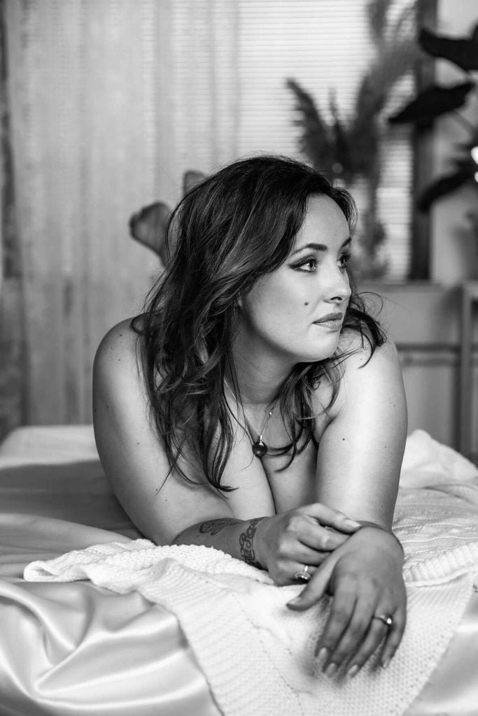 boudoir fotoshoot vrouw liggend op bed