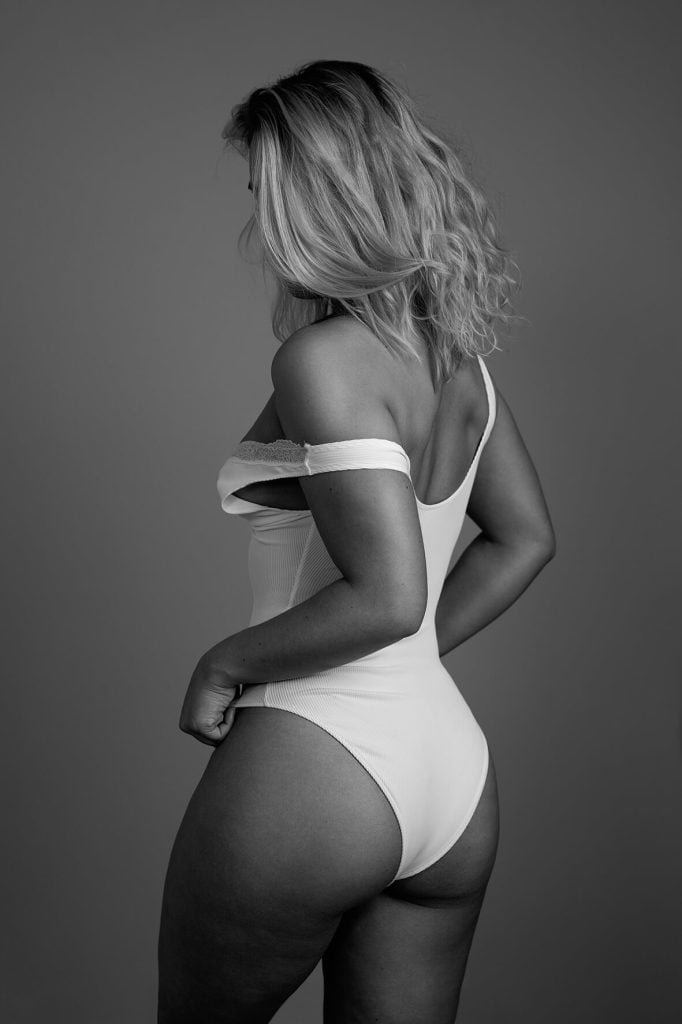 boudoir fotoshoot vrouw in witte body
