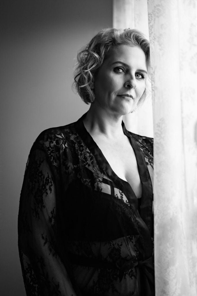 boudoir fotoshoot vrouw bij raam