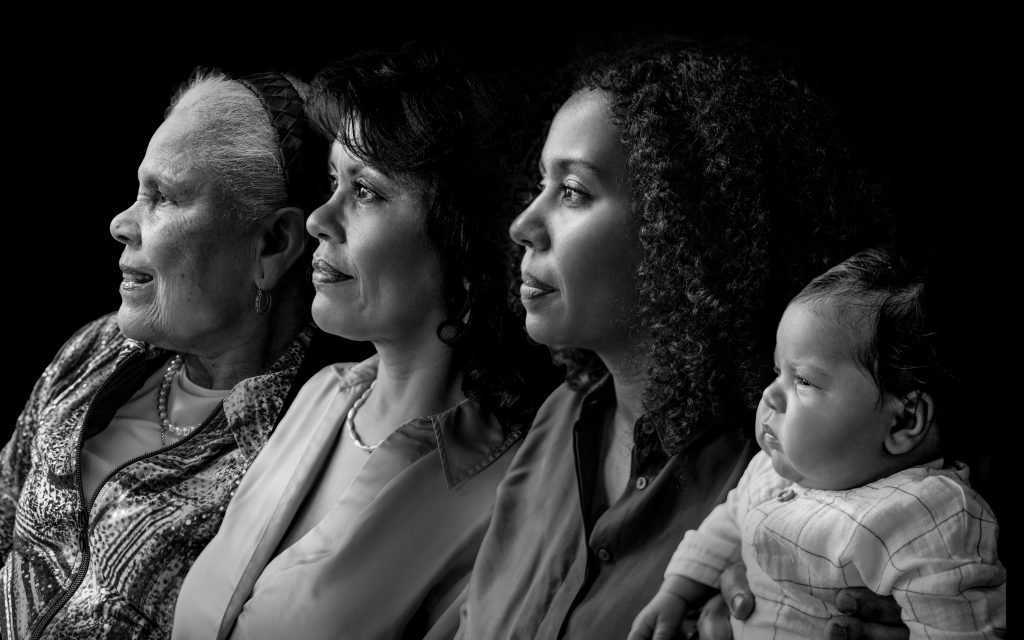 vier-generaties-op-de-foto-moeder-dochter-oma-kleindochter-fotoshoot